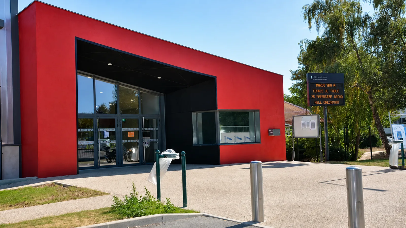 Entrée d'un hall omnisports contemporain — photo d'illustration