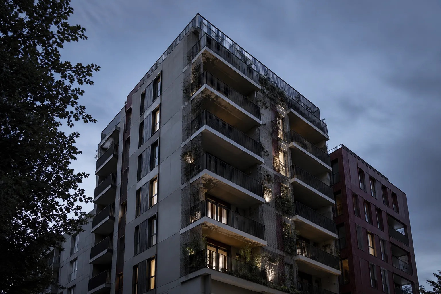 Immeuble résidentiel contemporain aux balcons végétalisés à la tombée du jour — photo d'illustration