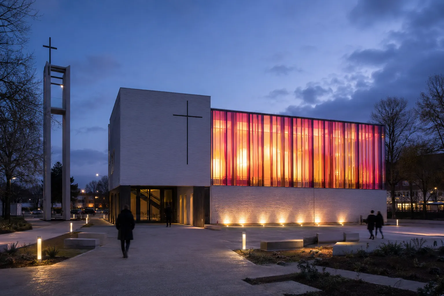 Église contemporaine au mur-vitrail illuminé et campanile — photo d'illustration